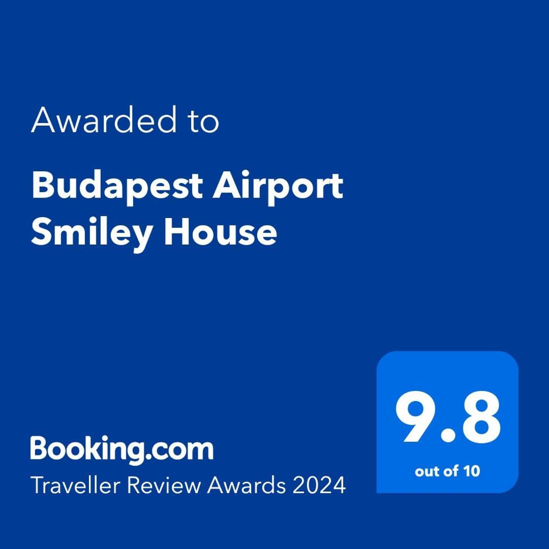 Budapest Airport Smiley House Gyál Esterno foto